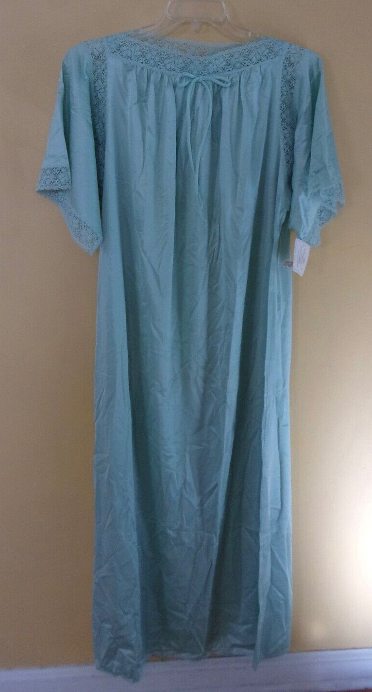 Val Mode vintage light green long nylon nightgown sz Medium 52&Prime; length NWT NOS