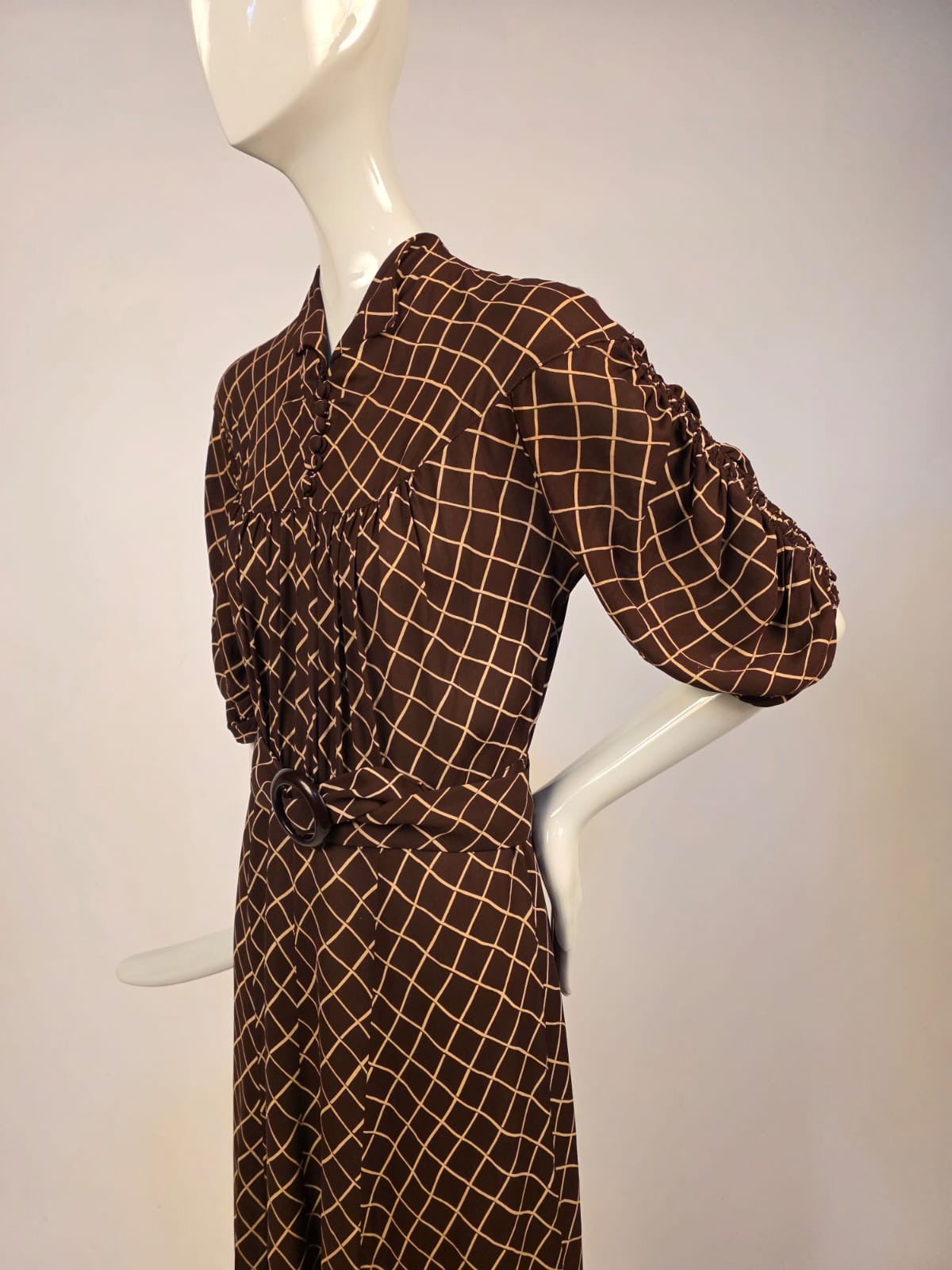 ANTIQUE 1930’S BROWN GRID PRINT RAYON CREPE DRESS W RUCHED SLEEVES