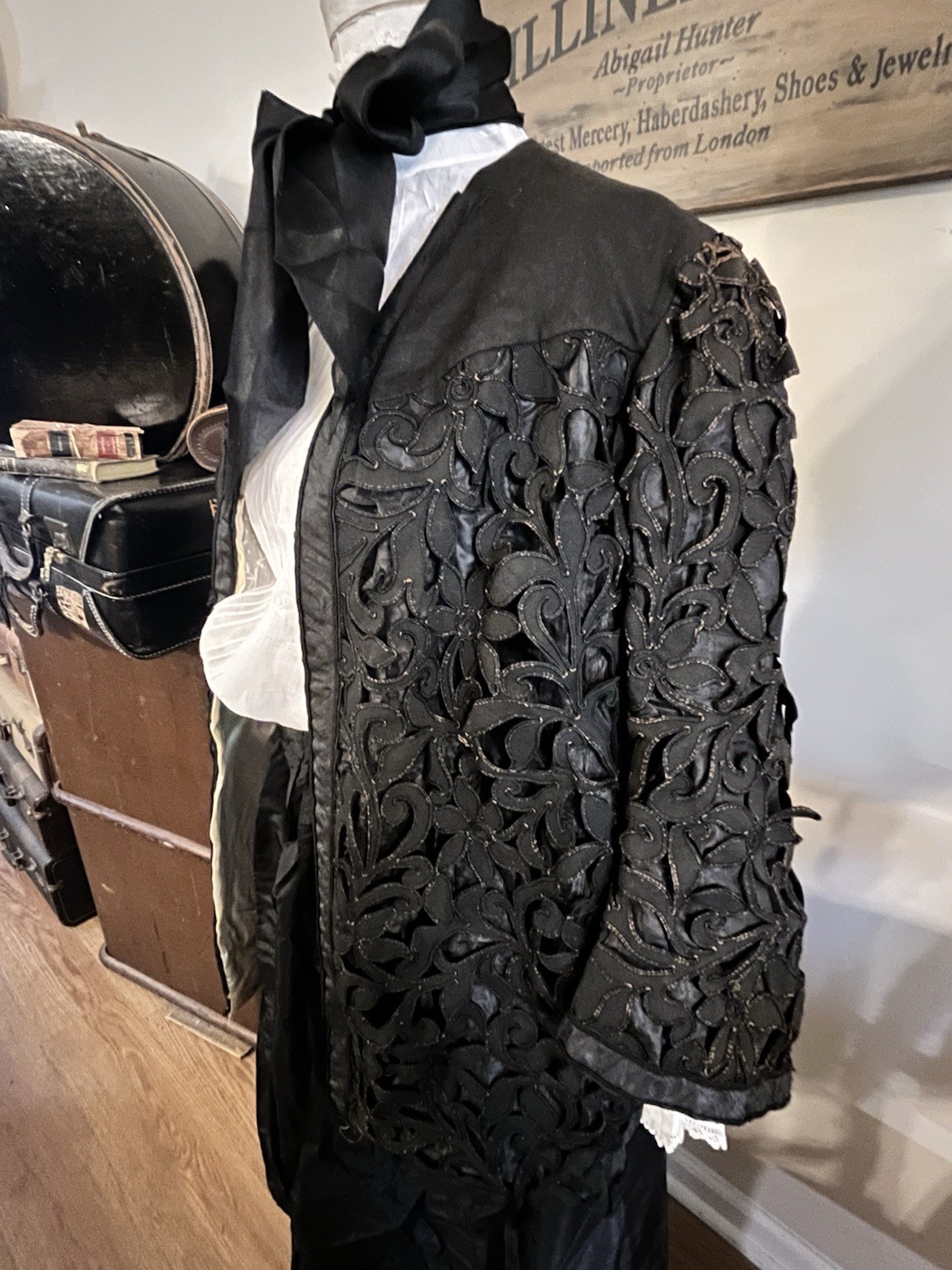 2608🌟Antique 1900s Silk Cutwork Coat Taffeta Skirt Lace Whitework Petticoat