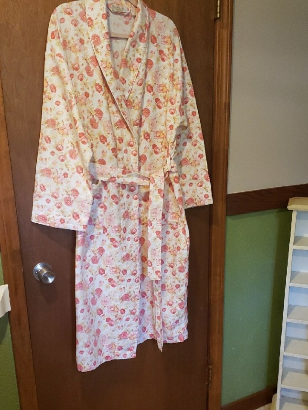 Vintage 90&rsquo;s 100% Cotton Victoria&rsquo;s Secret Garden Rose Floral Robe With Tie.