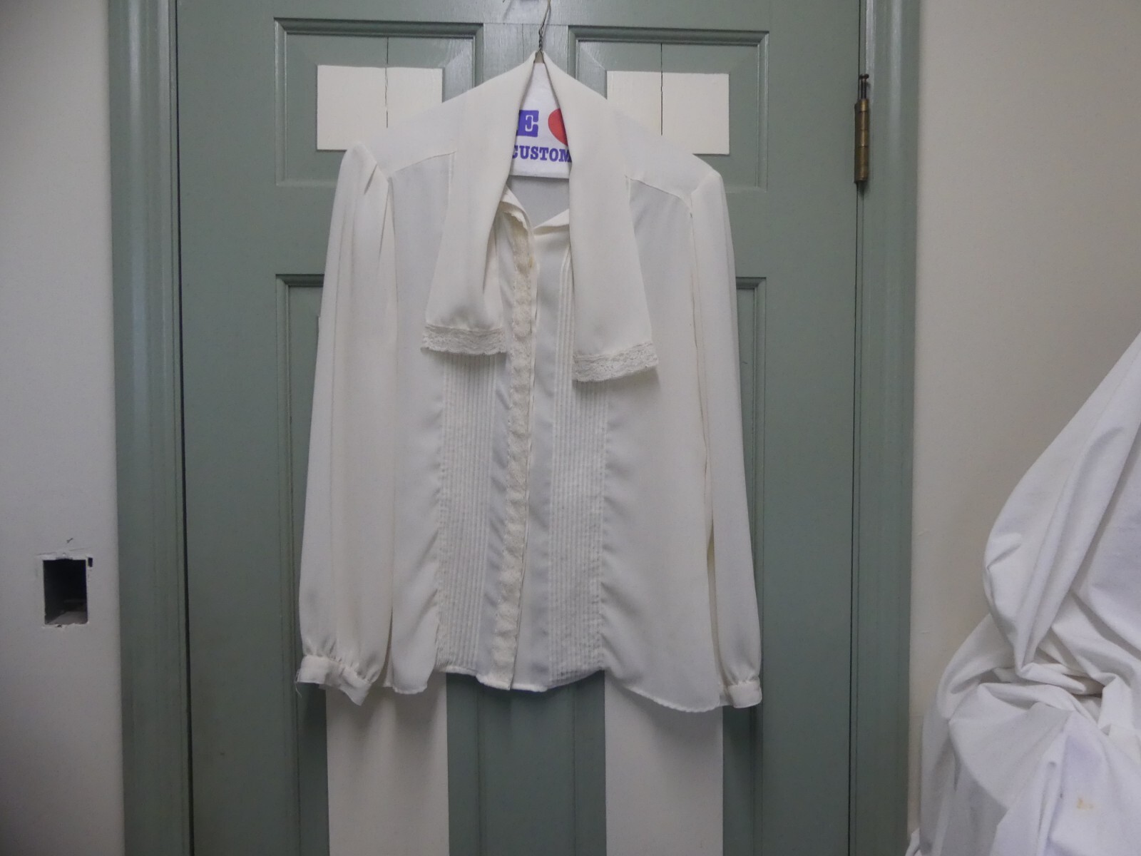 VINTAGE LLOYD WILLIAMS LONG SLEEVED CREAM BLOUSE SIZE 8