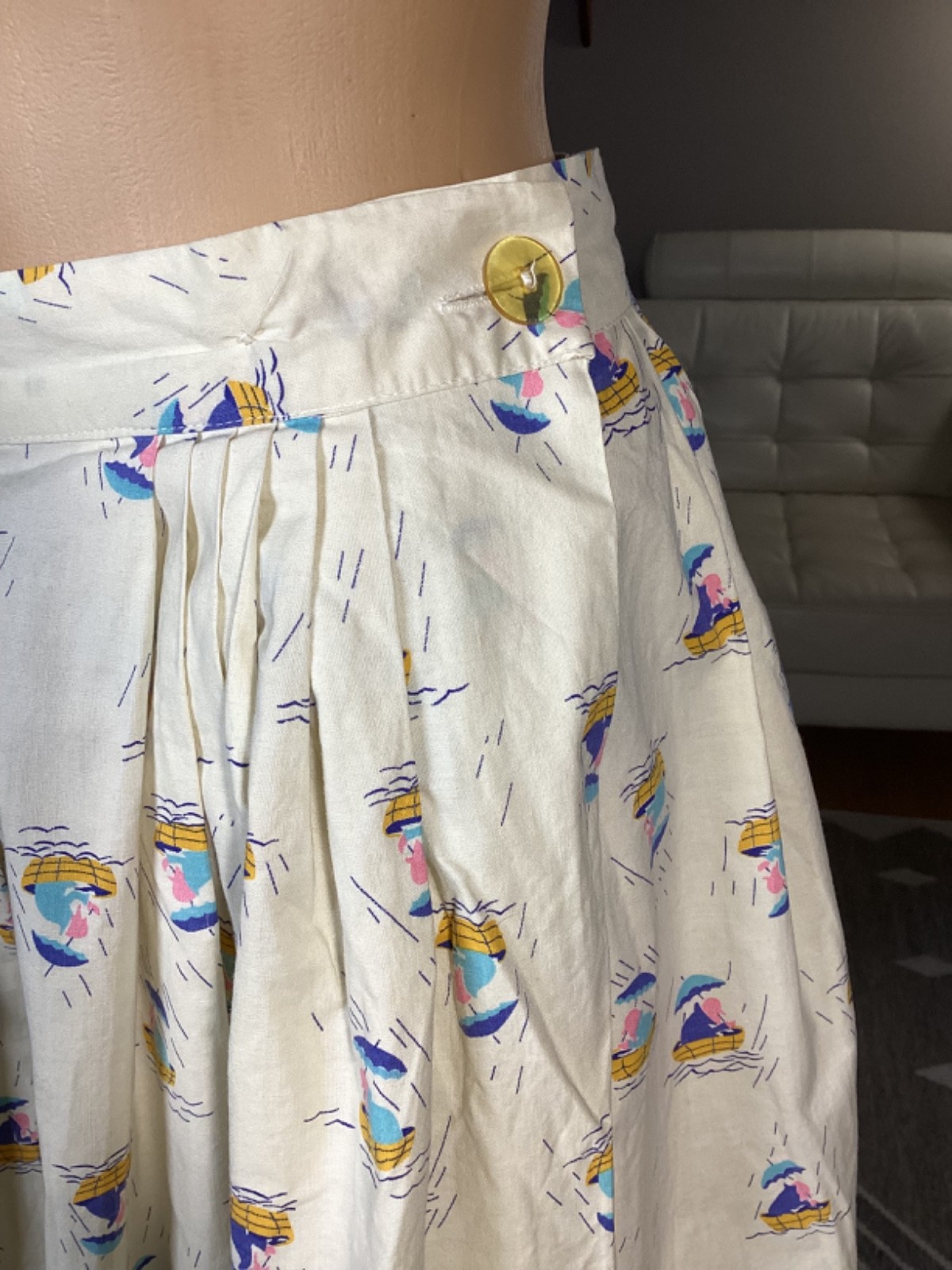 Vintage 1950&rsquo;s Cotton Pleated Novelty Print Skirt Boats Umbrellas 28&Prime; Waist