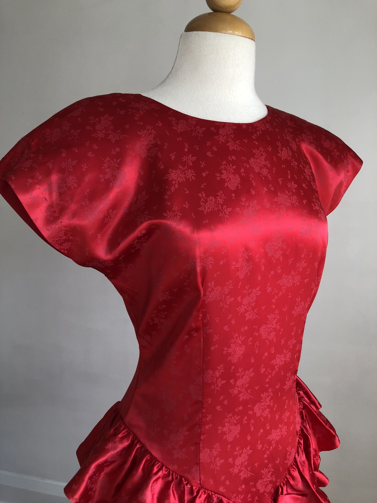 STUNNING VTG Red Silky Satin Ruffles Cap Sleeve Peplum Dress SZ 5/6