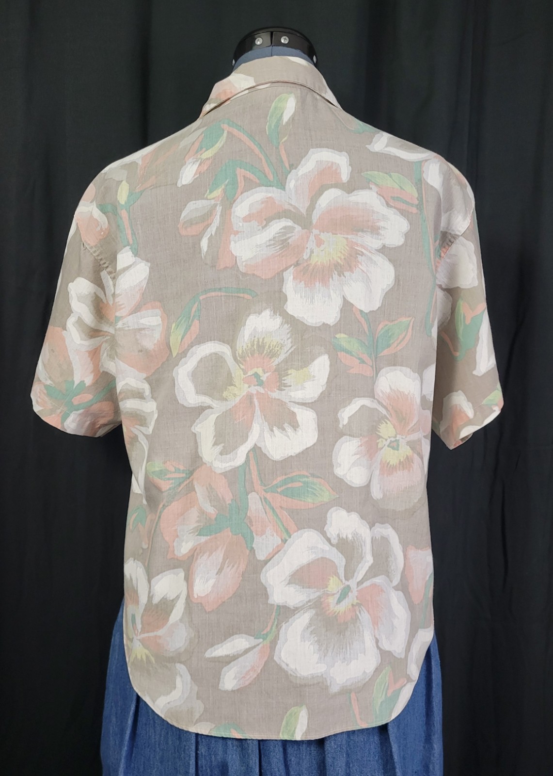 Vtg Laura Mae Beige Button Down Top w White/Pink/Yellow Tropical Flowers Size M?