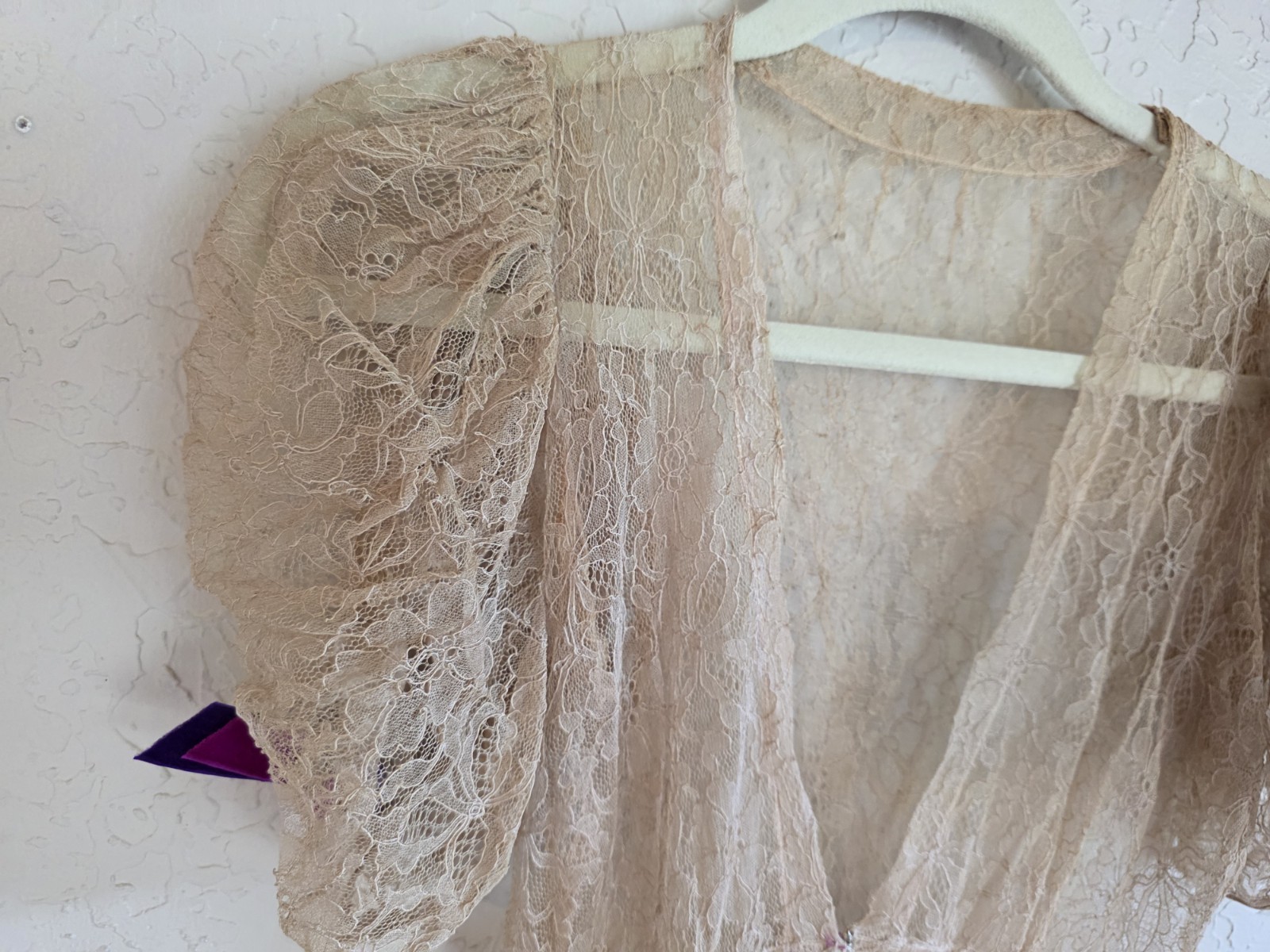 Vintage 1930s society lingerie peach/cream lace gown/negligee puff shoulders