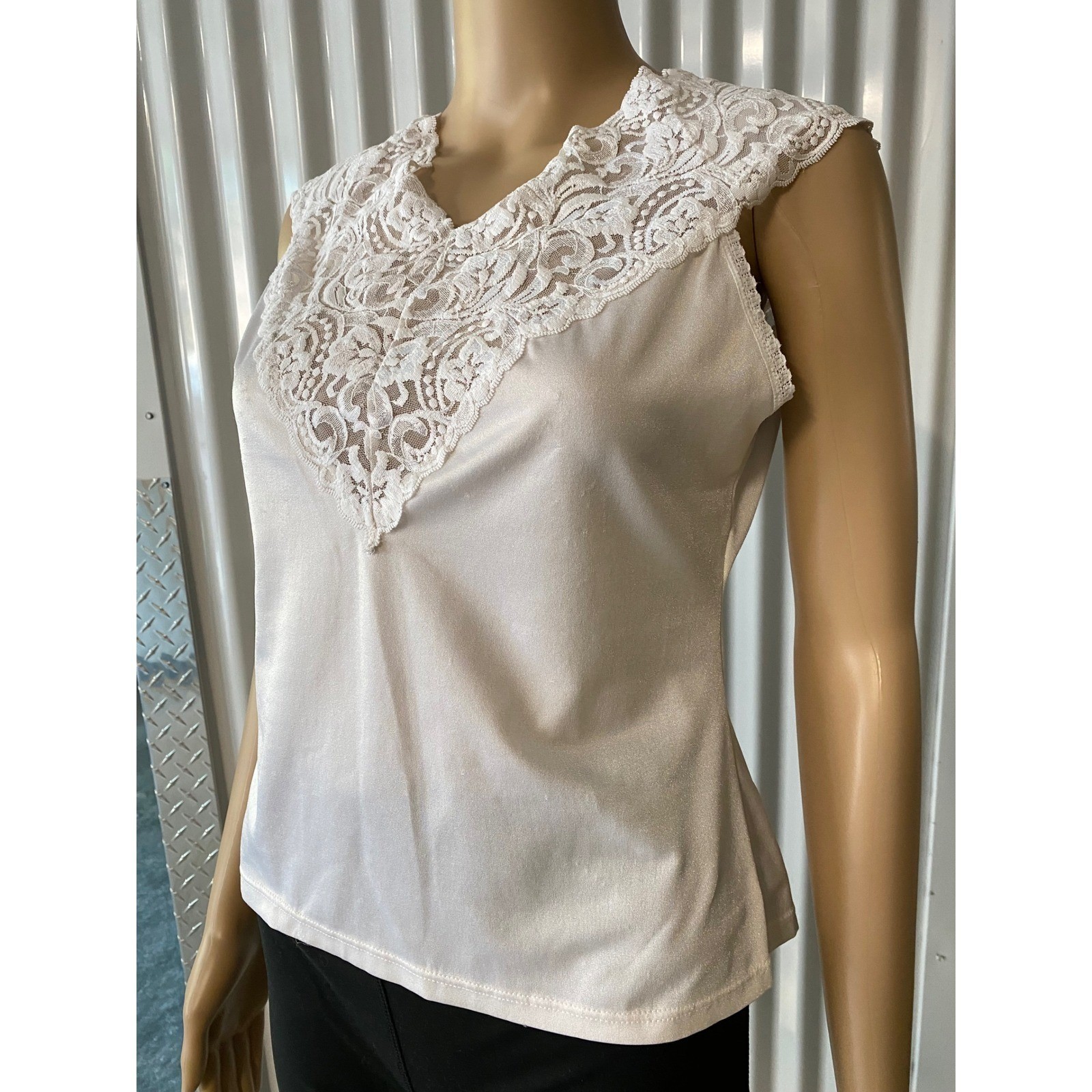 Vanity Fair Vintage White Lace Trim Sleeveless Top Camisole 17-152 Womens Medium