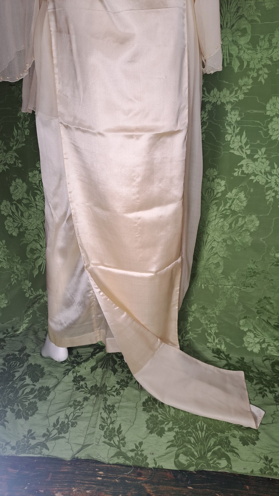 LATE EDWARDIAN CHIFFON AND SILK WEDDING GOWN WITH TRAIN, PEARLS