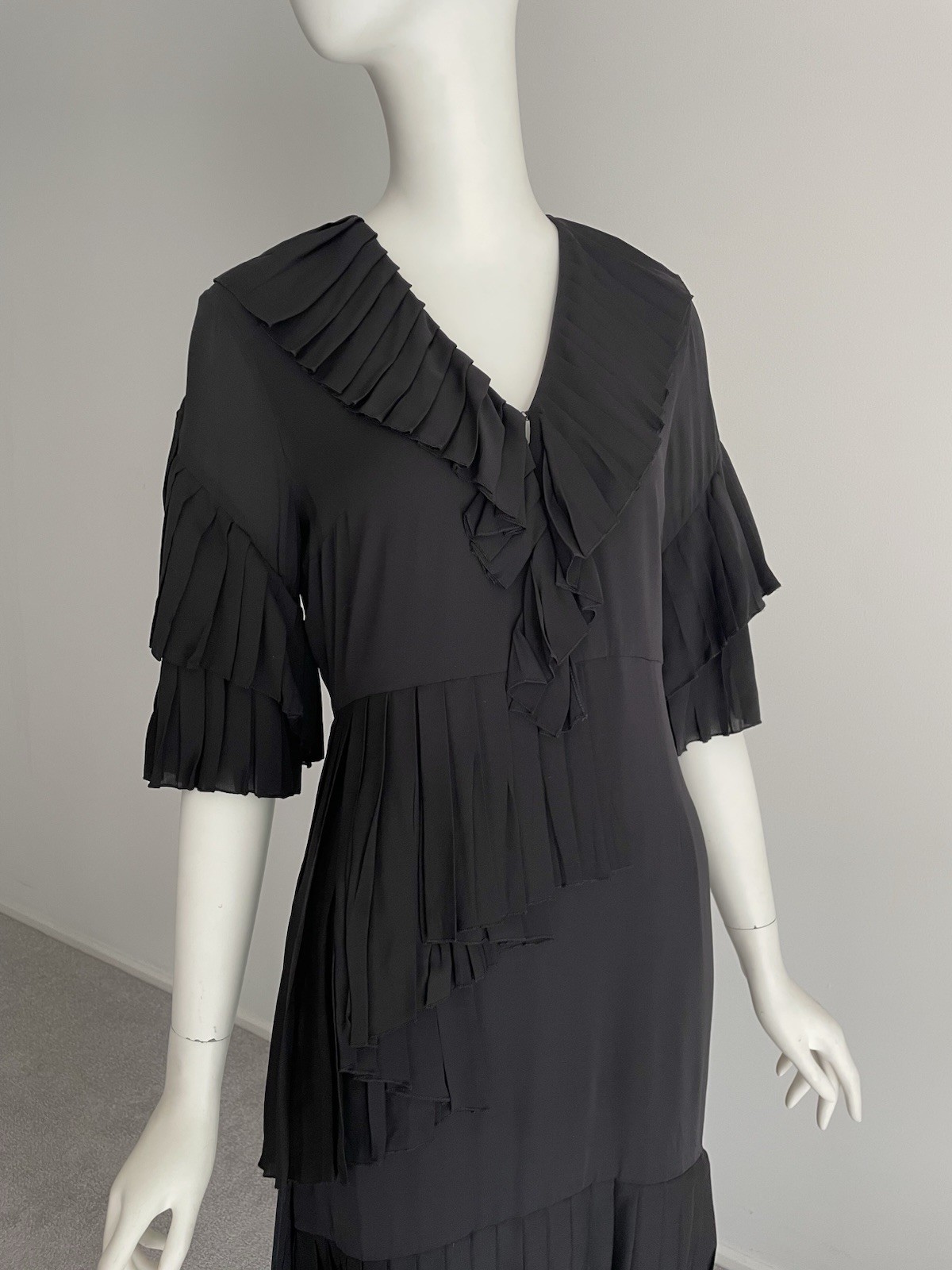 Gucci Fall 2015 Size 42 US 6 Black Silk Pleated Ruffled Dress V Neck Alessandro