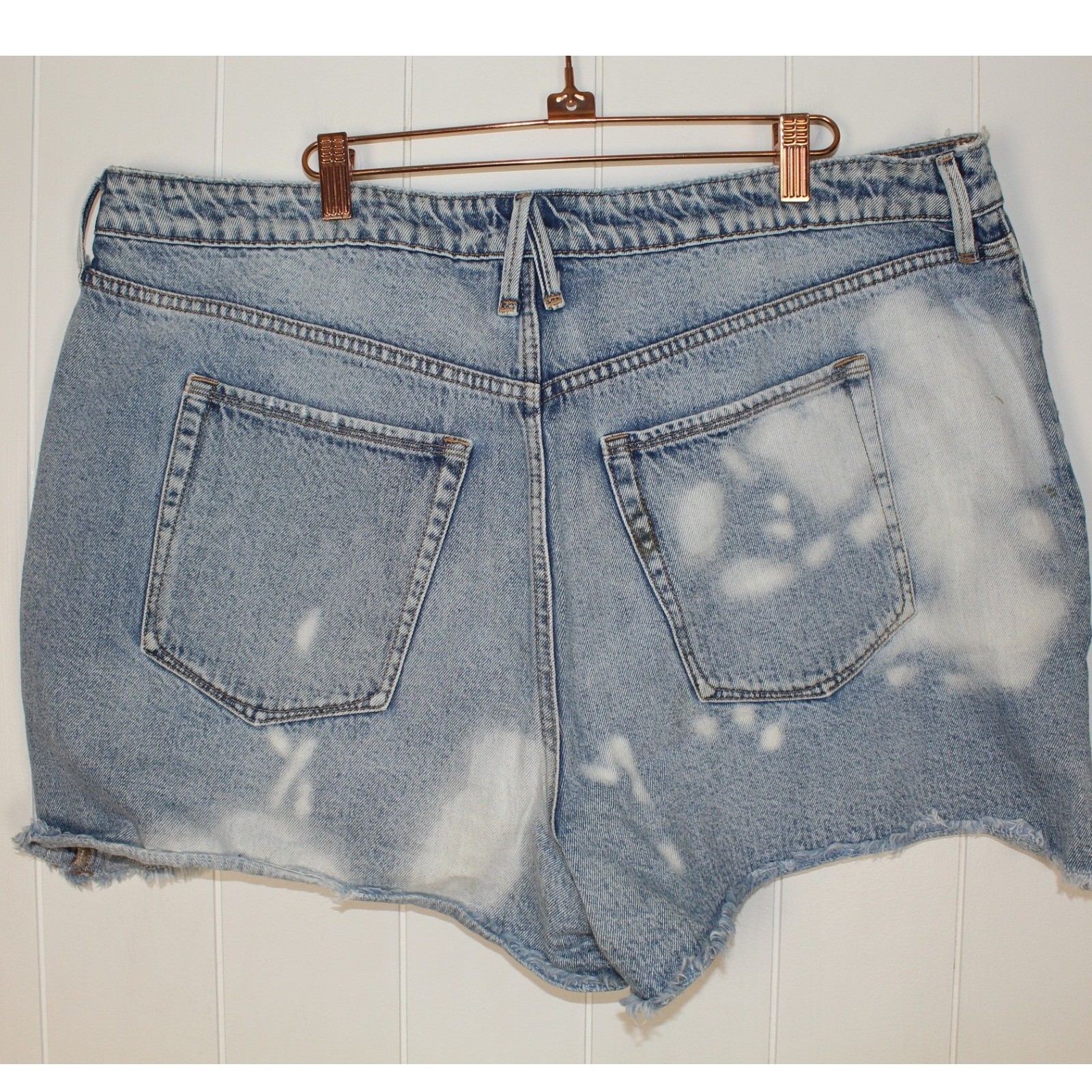 Good American Good 90&rsquo;s Intentionally Distressed Denim Cut Off Shorts Size 16
