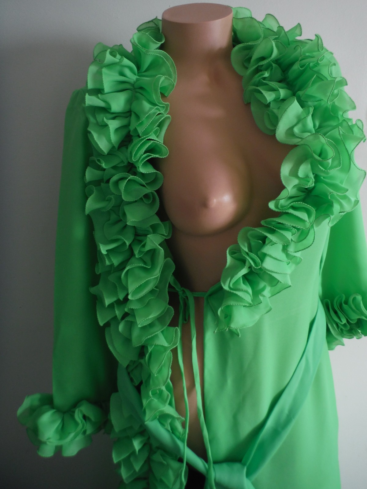 STUNNING & GORGEOUS!! RARE VTG Maxi Robe Wrap Gown 50s/60s? LOTS of Ruffles! S/M