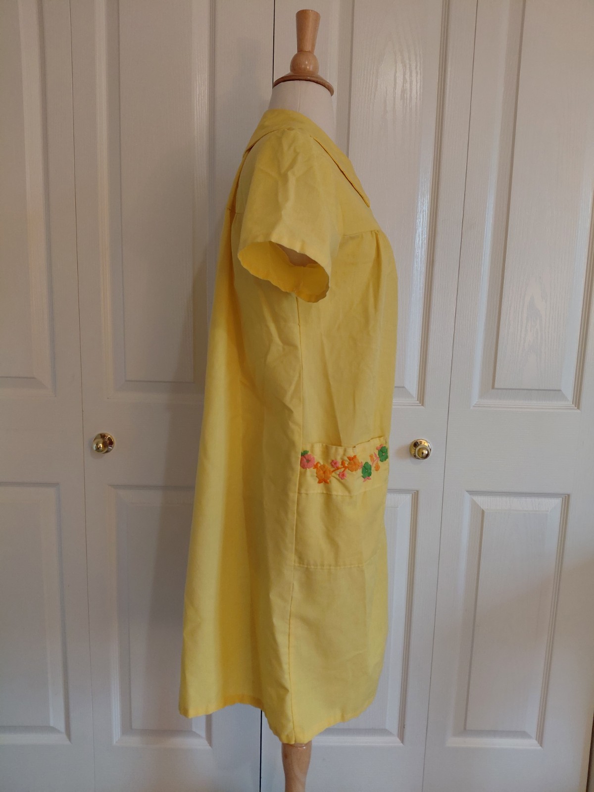 Vintage 1970s Yellow Cotton House Dress Bright Flower Embroidered Size Large