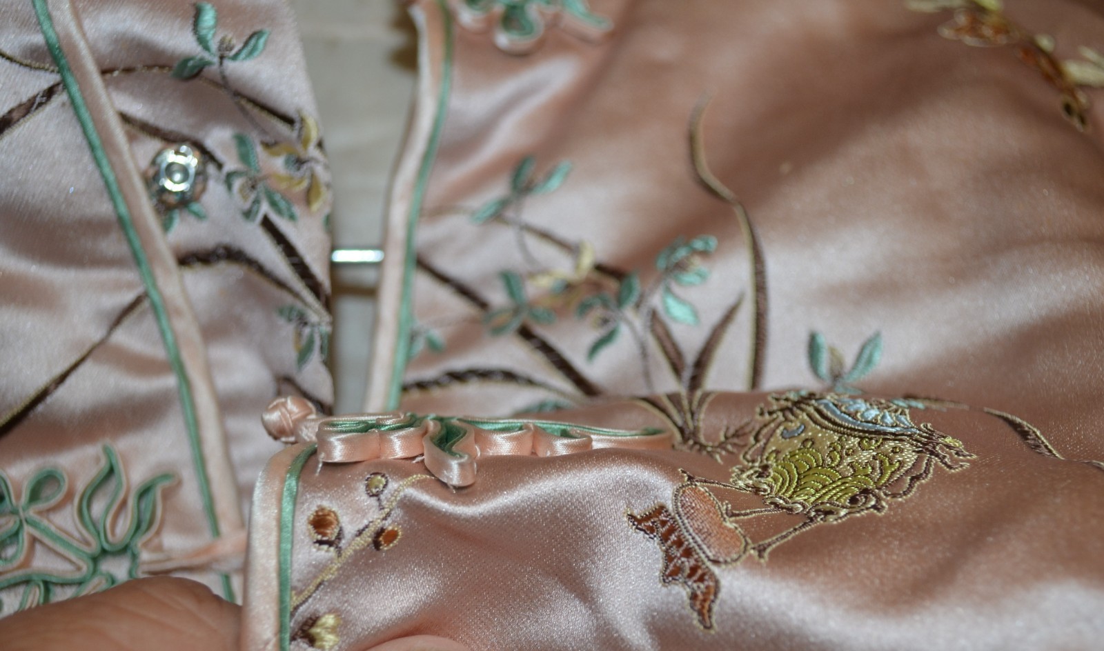 Vintage-Style Pink Satin Quilted Jacket – Floral Embroidery – Oriental Design