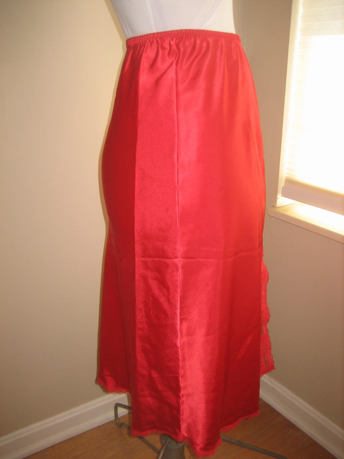 MAIDENFORM CHANTILLY Red Polyester Half Slip, Front or Back Lace Slit – Size S