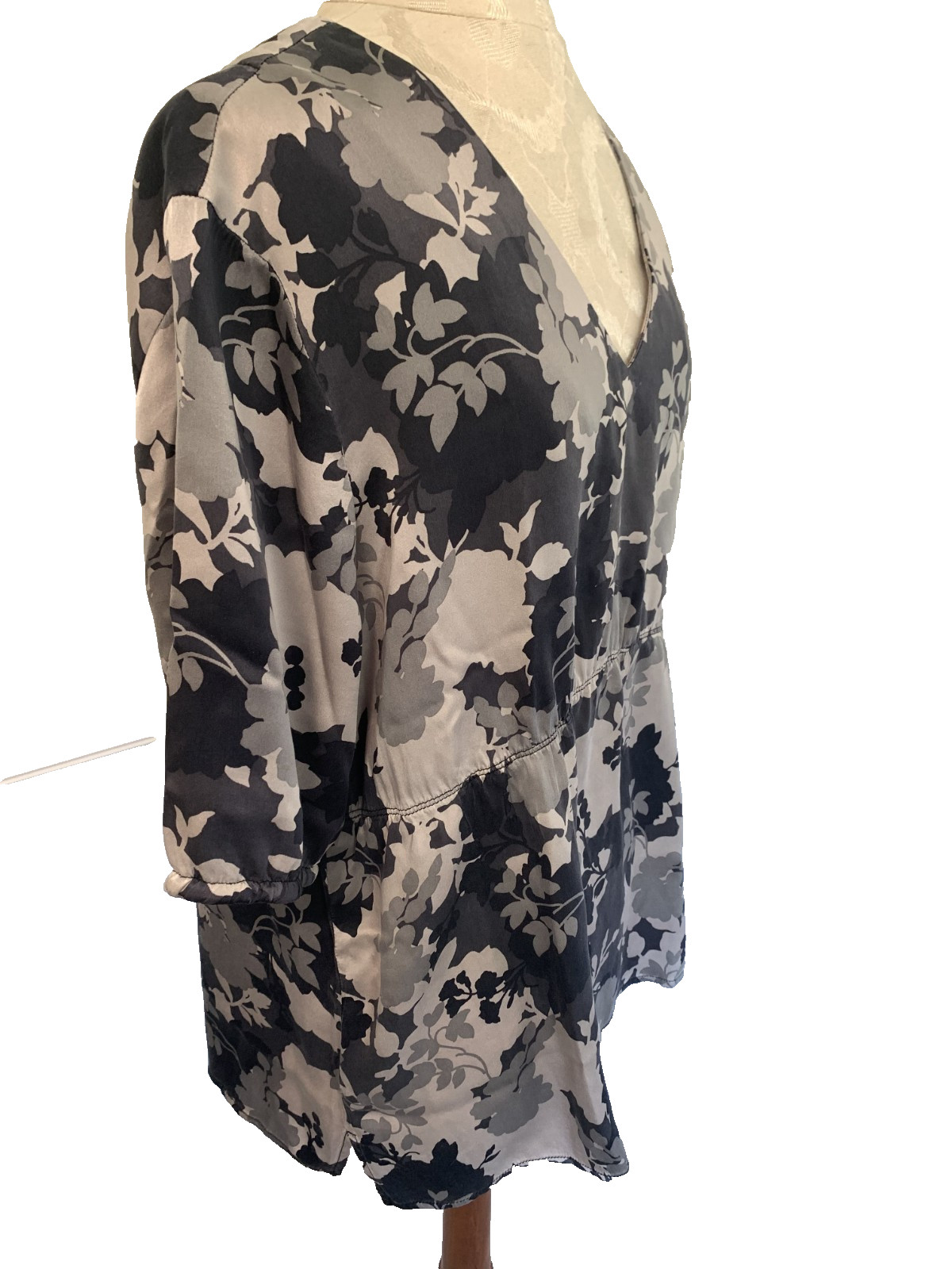 EDDIE BAUER Blouse Top Gray Black 100% Silk Floral Pattern Short Sleeve Size XL