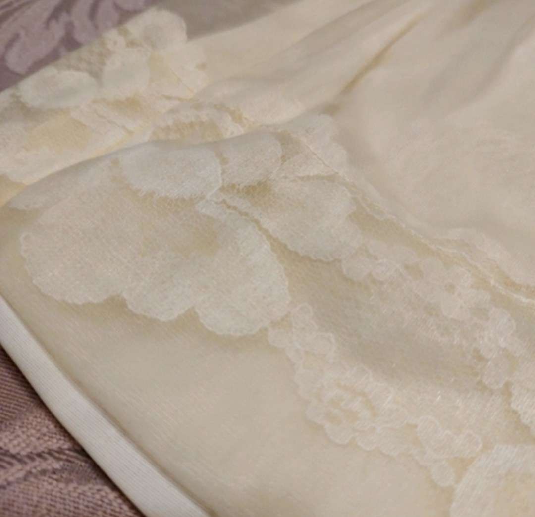 🐤💛🐤 Lovely Vtg 50&rsquo;s/60&rsquo;s Daffodil Yellow Floral Embroidered Nylon Slip – S/M