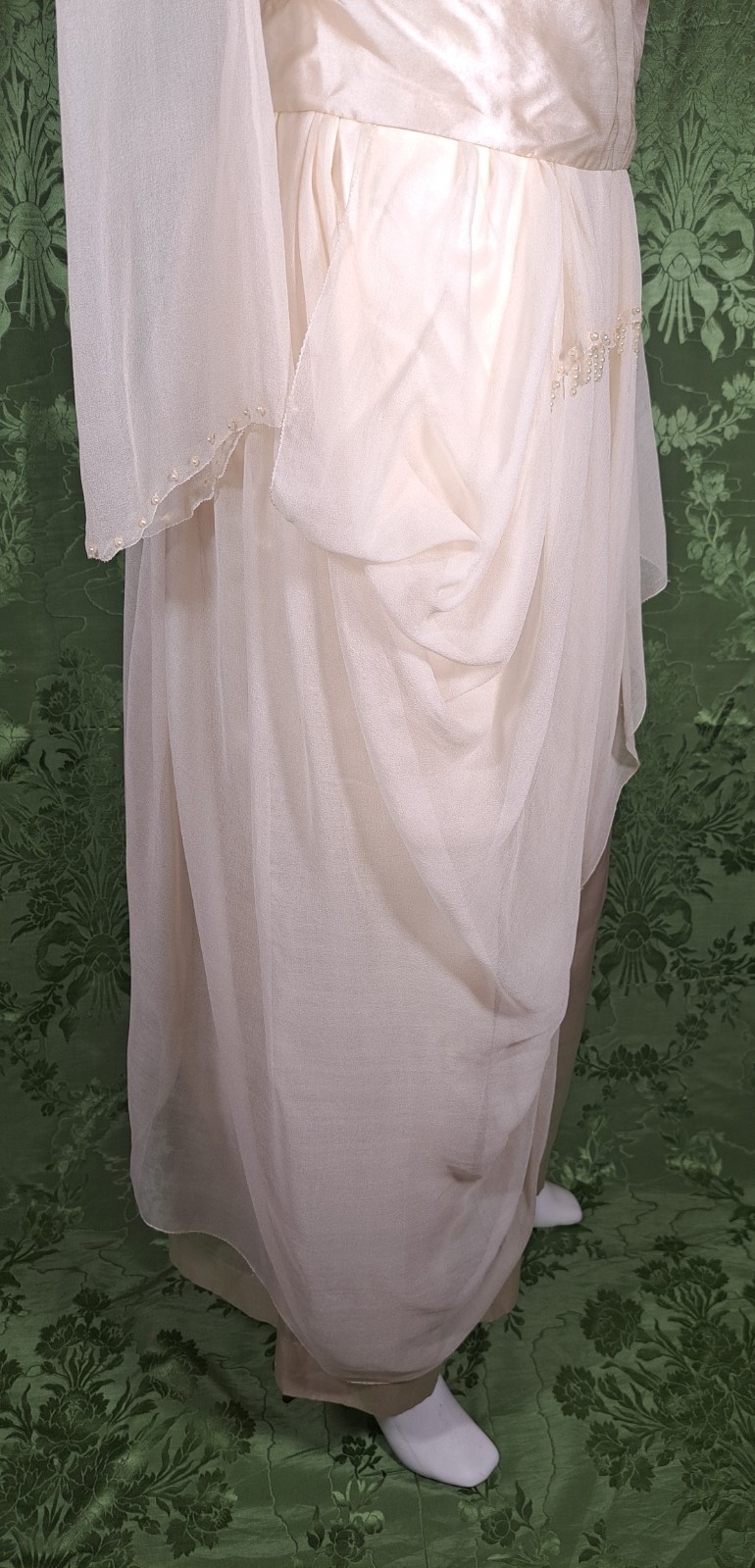 LATE EDWARDIAN CHIFFON AND SILK WEDDING GOWN WITH TRAIN, PEARLS