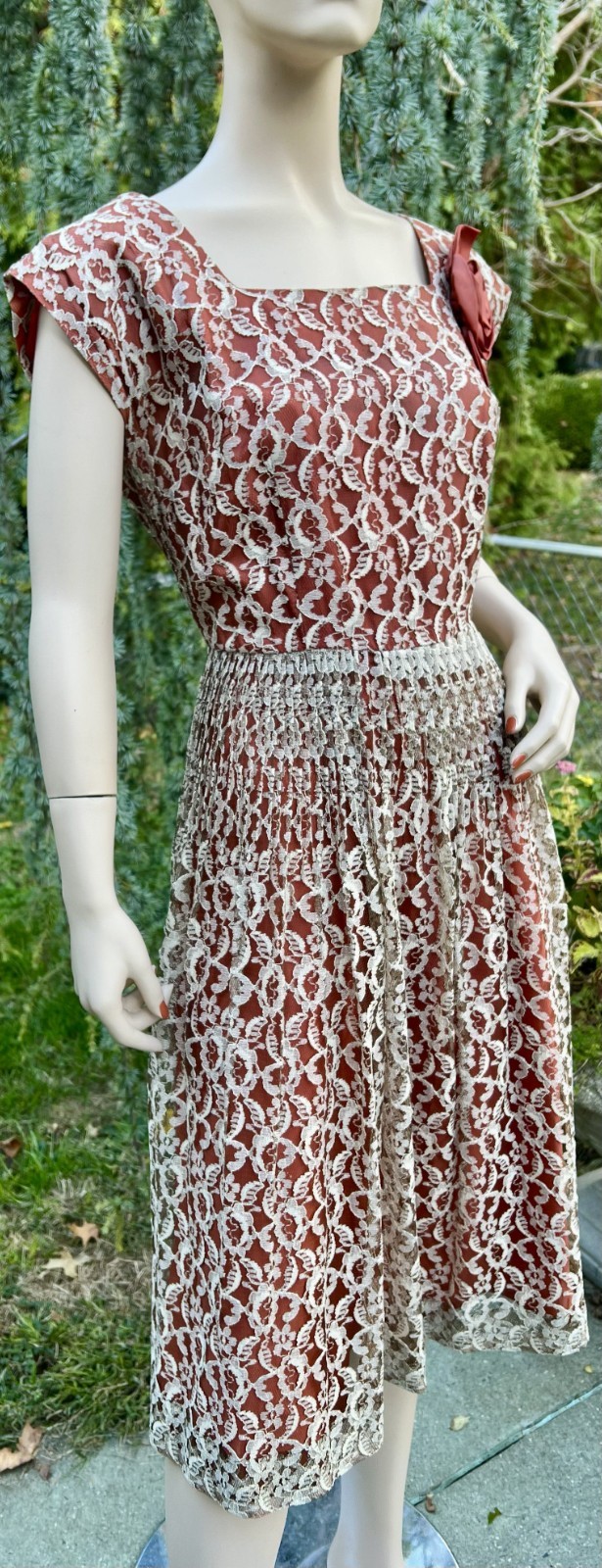VINTAGE 1950&rsquo;s COPPER BROWN RAYON & ECRU LACE DRESS