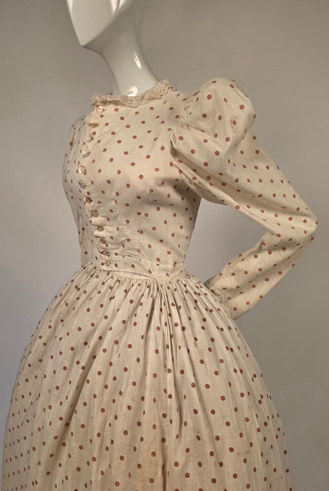 VICTORIAN 1890’S POLKA DOT PRINT COTTON DRESS W PUFF SLEEVES + BUTTON FRONT