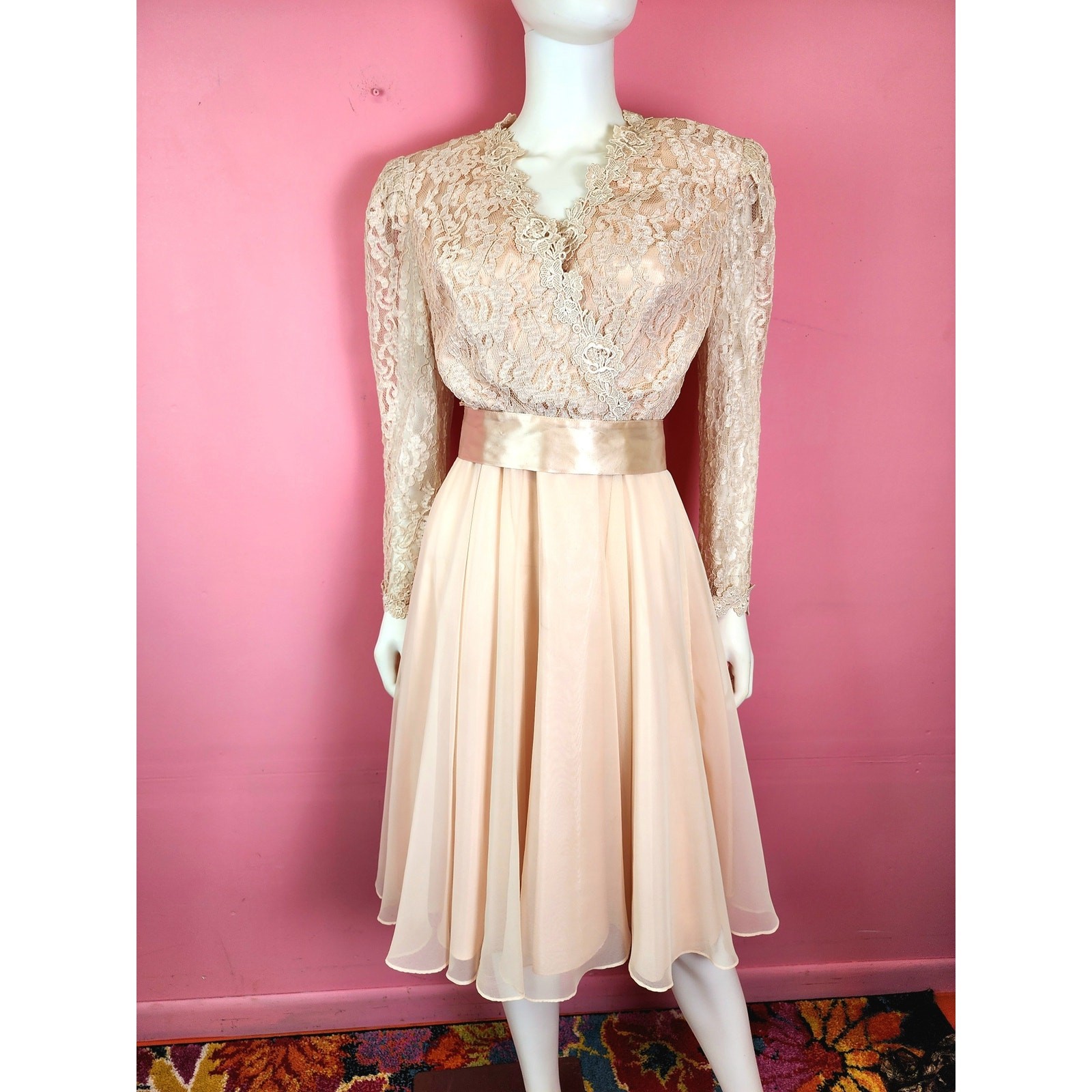 Medium to Large Vintage 1980&rsquo;s Light Peachy Pink Lace and Chiffon Belted Dress