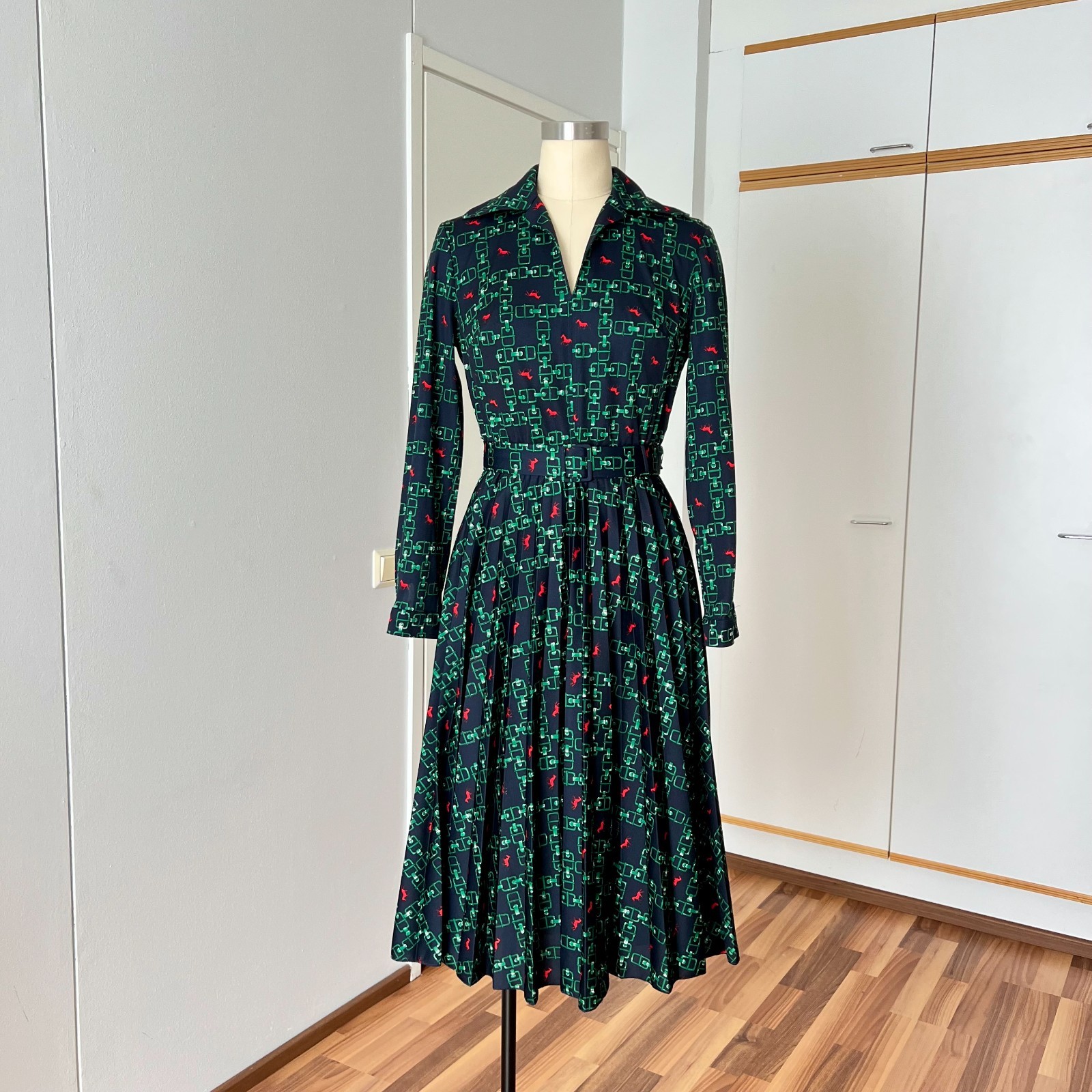1970s Green Equestrian Pleated Midi Dress Long Sleeves Belted Dagger Collar 38