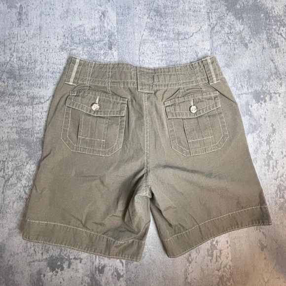 Eddie Bauer VTG 4 Women&rsquo;s Army green cargo shorts. 100% cotton. Made in USA