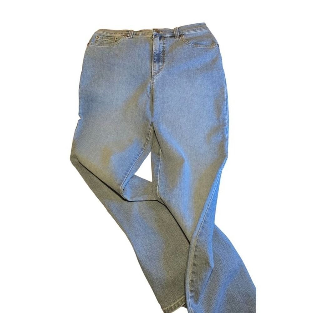 NWOT Women&rsquo;s Gloria Vanderbilt Light Blue Straight Leg Jeans Size 12