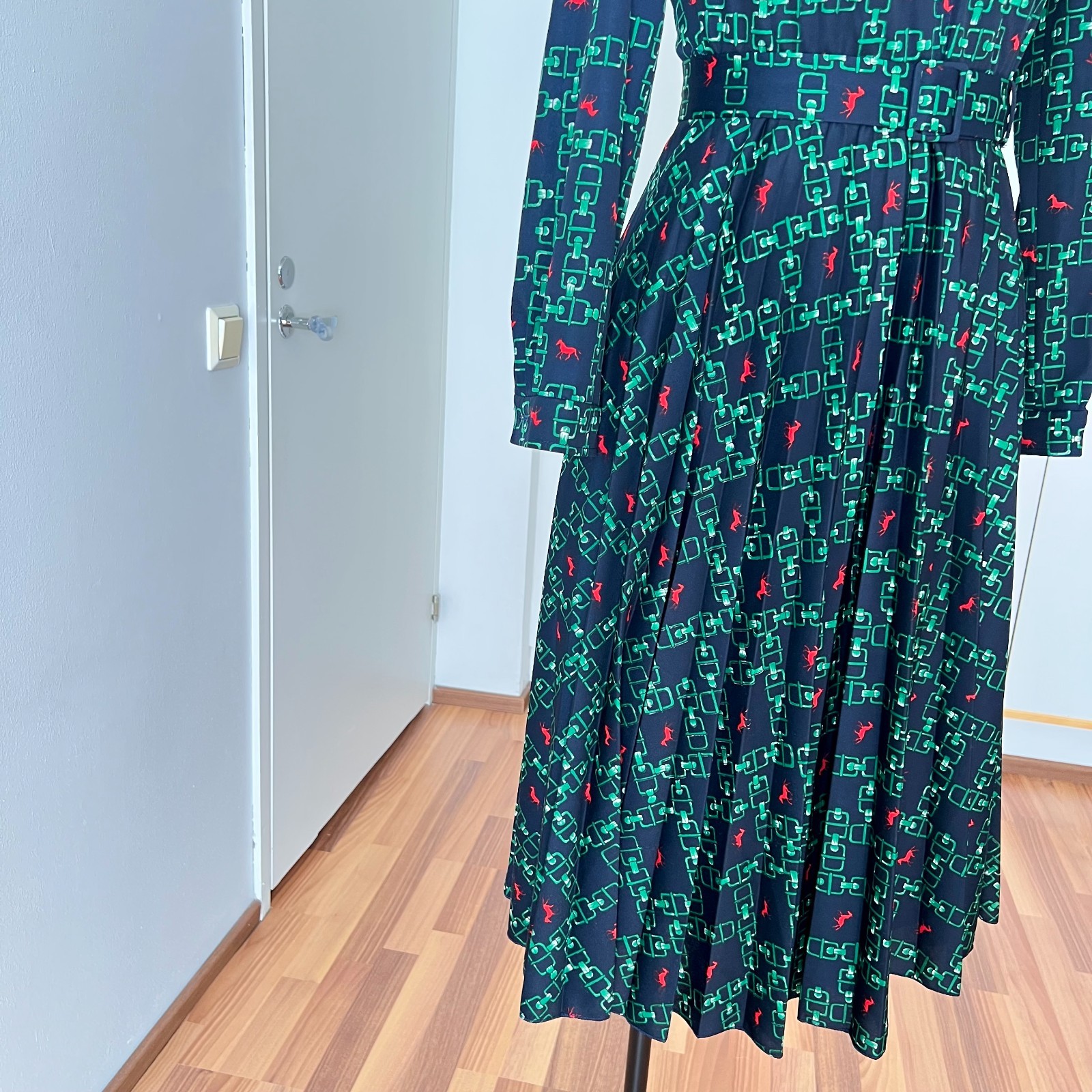1970s Green Equestrian Pleated Midi Dress Long Sleeves Belted Dagger Collar 38