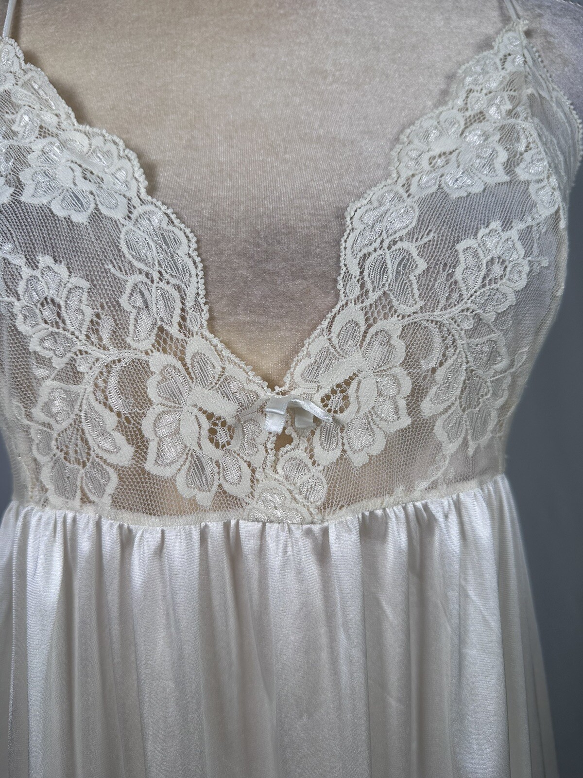 Vassarette Full Slip Lingerie Nightgown Chemise SM / 85 Metric Antron lll Nylon