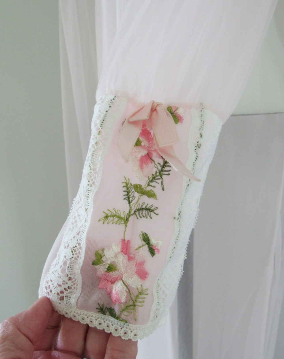 VTG. Circle III Light Pink Embroidered & Lace Open Front Sheer Robe sz M