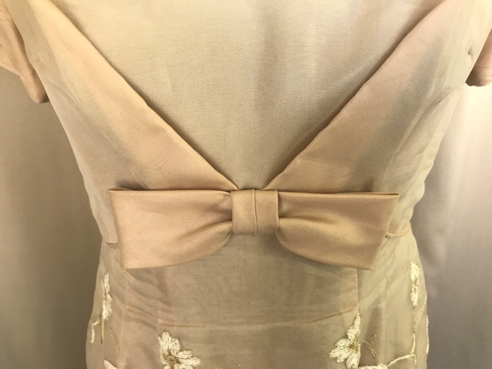 Vintage « Union » made with silk & taffeta flowerly embroidered ivory/peach dress