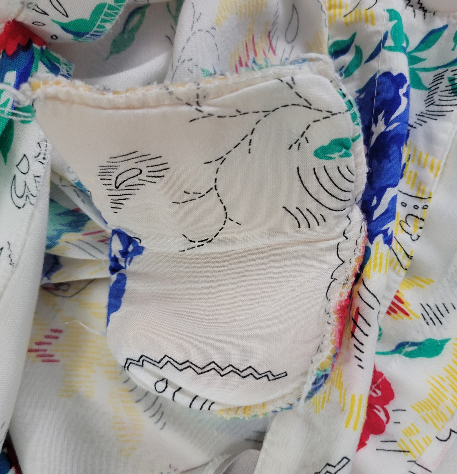 Vtg JP Cllctns White S/S Button Down w Red/Blue/Yellow/Green Florals Size S/M?