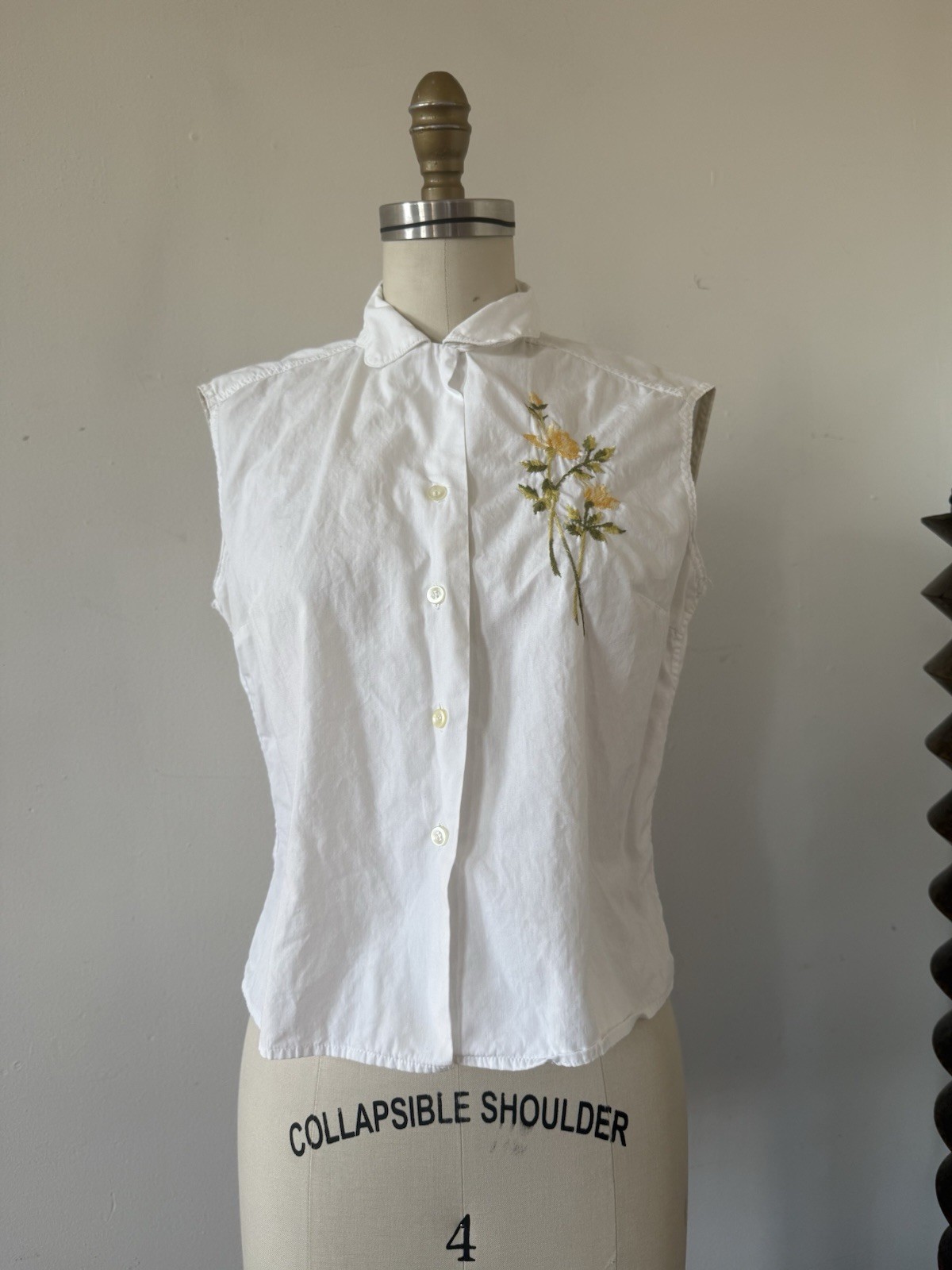 1940s 50s Cap Sleeve Cotton Loop Collar Button Up Shirt Embroidered Floral S/M