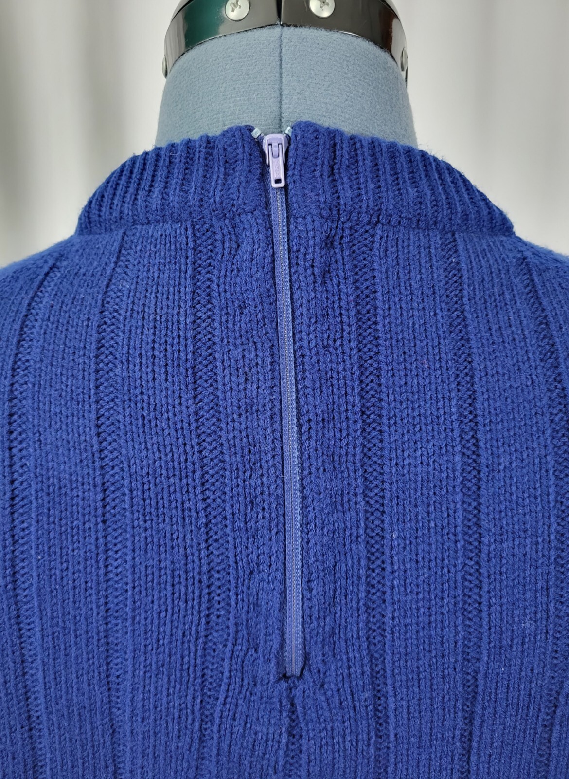 Vtg Cable Knit Crew Neck w Raglan Sleeves in Navy Blue w Zipper Neck Size M?