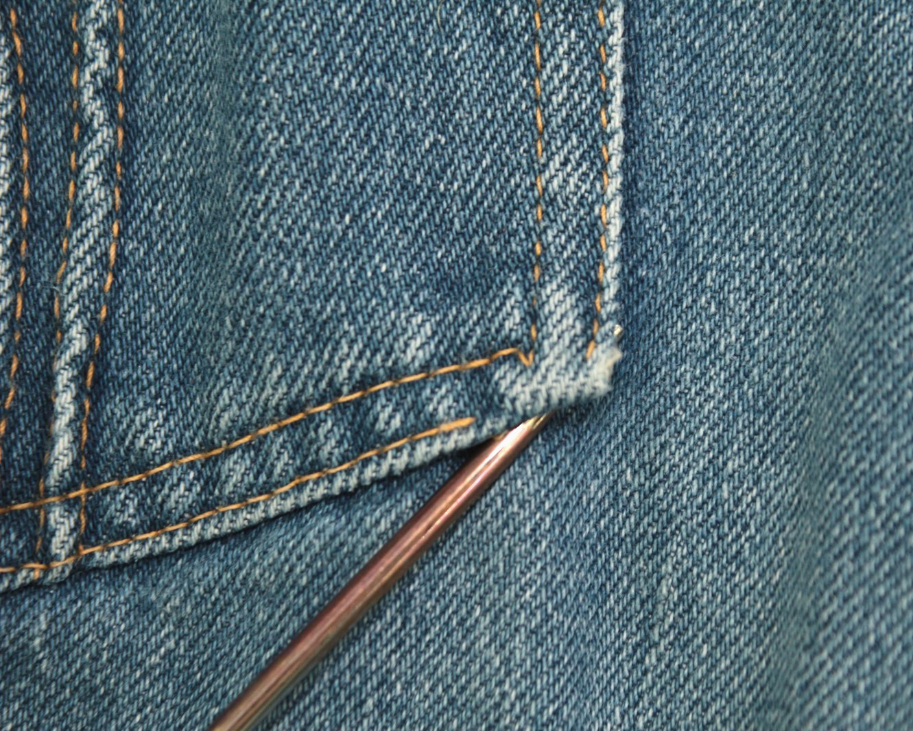 VTG Women&rsquo;s 70s Denim Bell Bottom Jeans W/ Curved Seams Down Legs Sz 26&Prime; To 27&Prime;