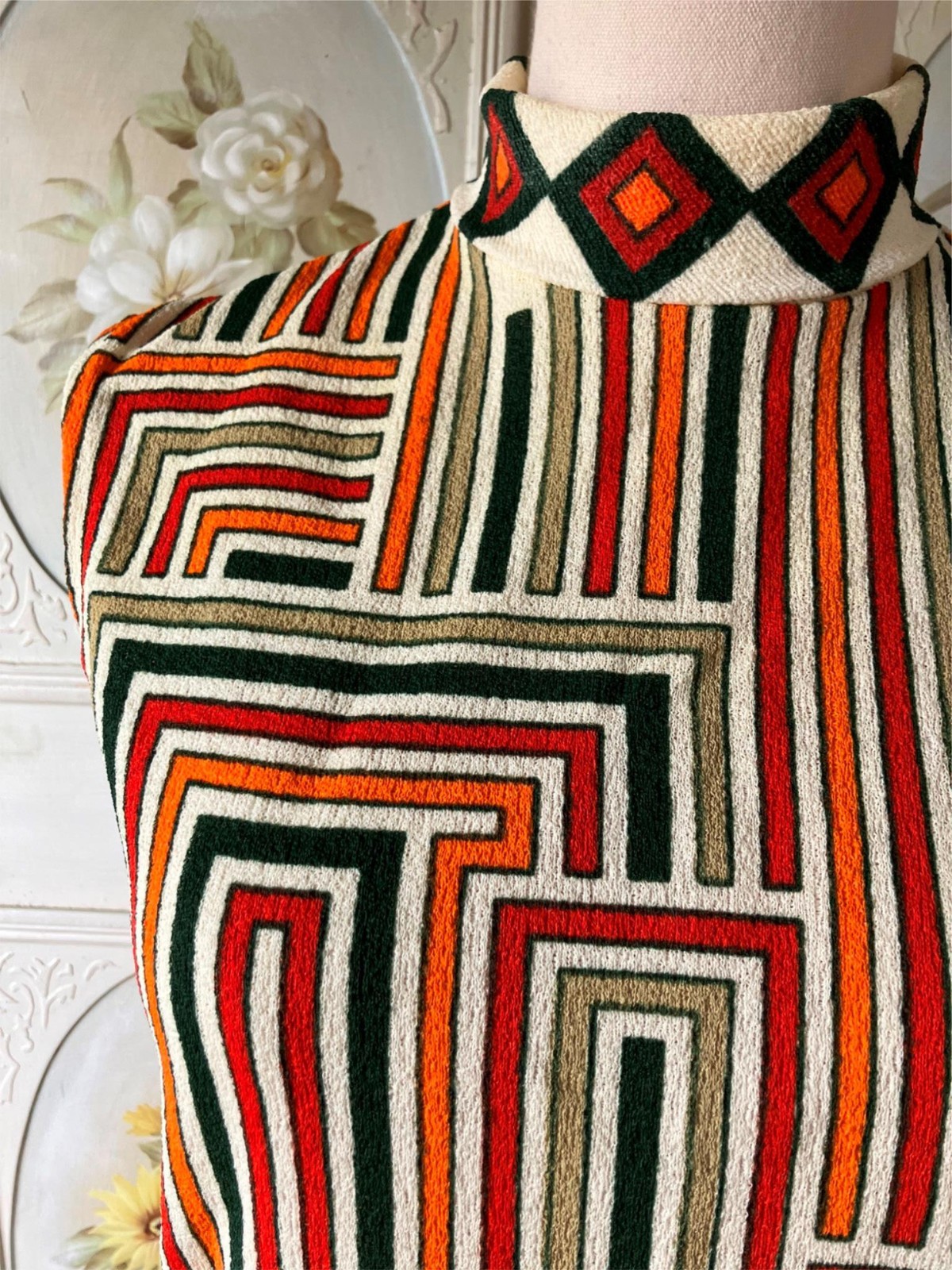 VTG 60s DEVON SCREEN PRINT GEOMETRIC ECRU RED GREEN ORANGE COLLARED SLEEVELESS