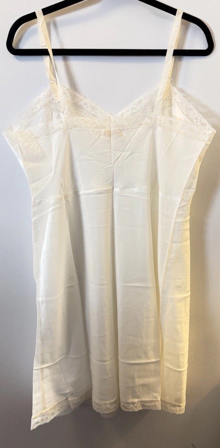 Vintage « Enthrall » Barbizon White Full Slip Crepe Remarque Sz 20.5” Little Lady