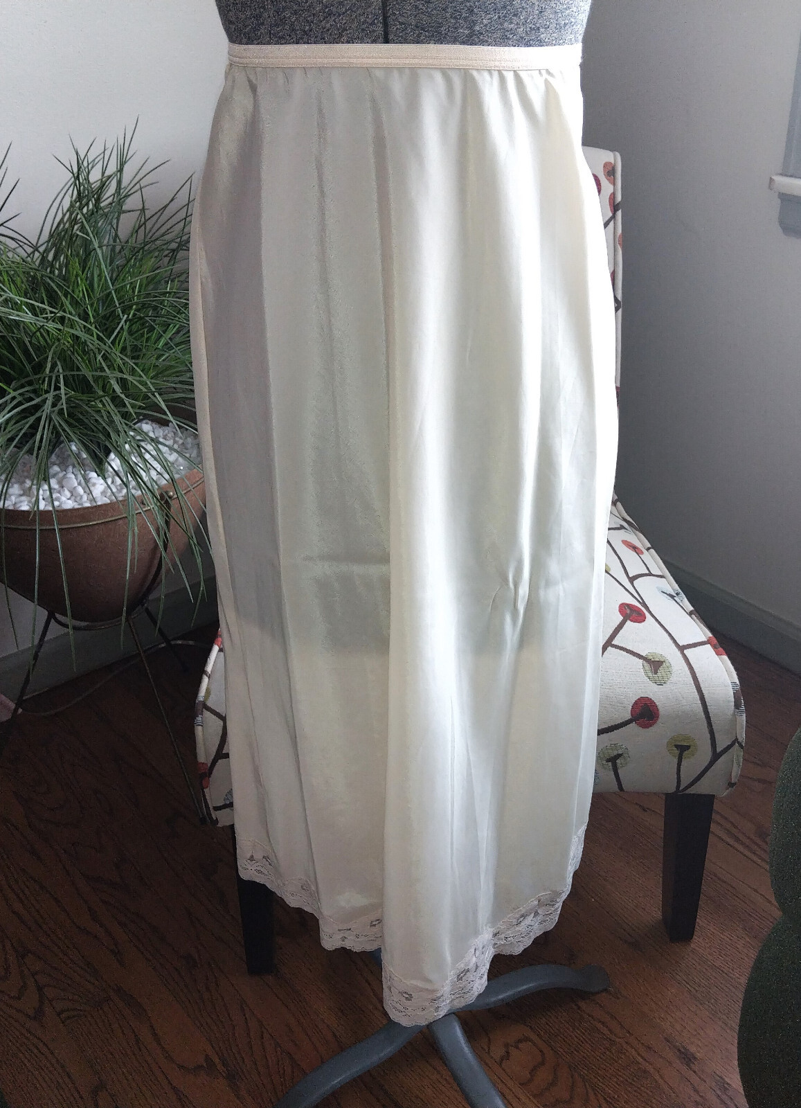 Lady Lynne Beige Long Half Slip Vintage 1970s Lace Hem Size Small