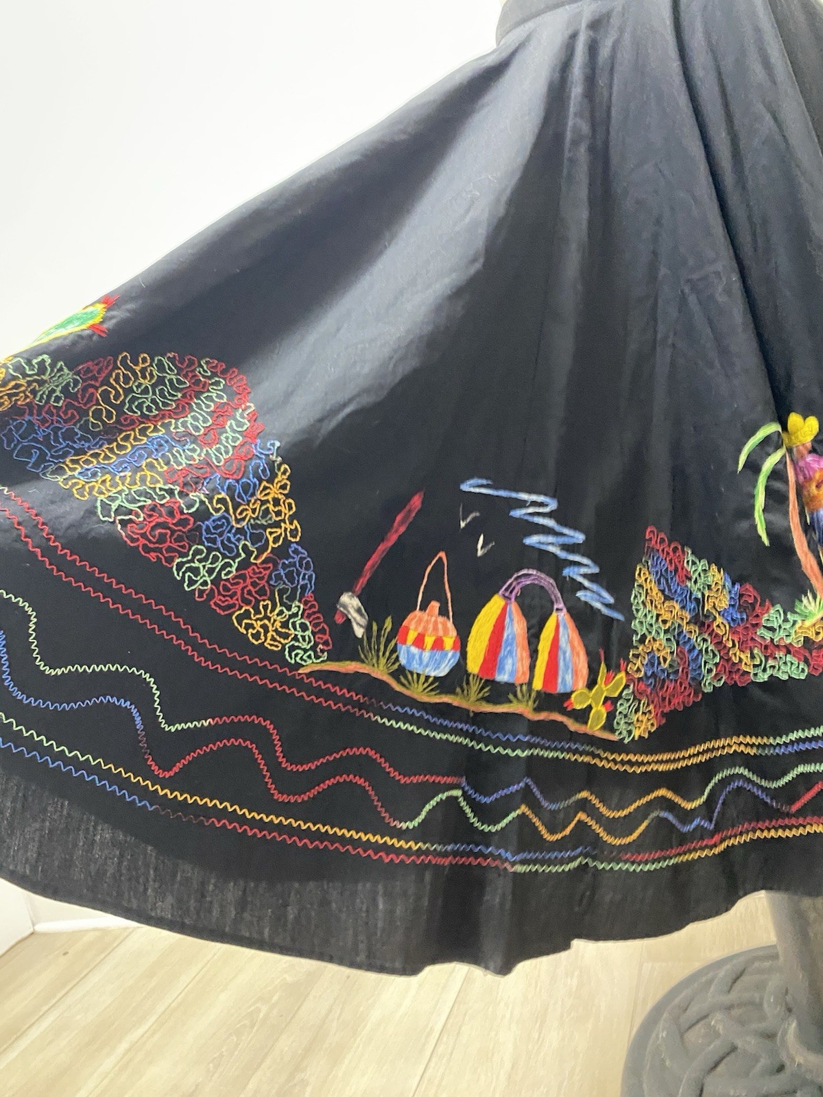 Vintage Nicaraguan Embroidered Folk Art Novelty Full Circle Skirt Metal Zip S