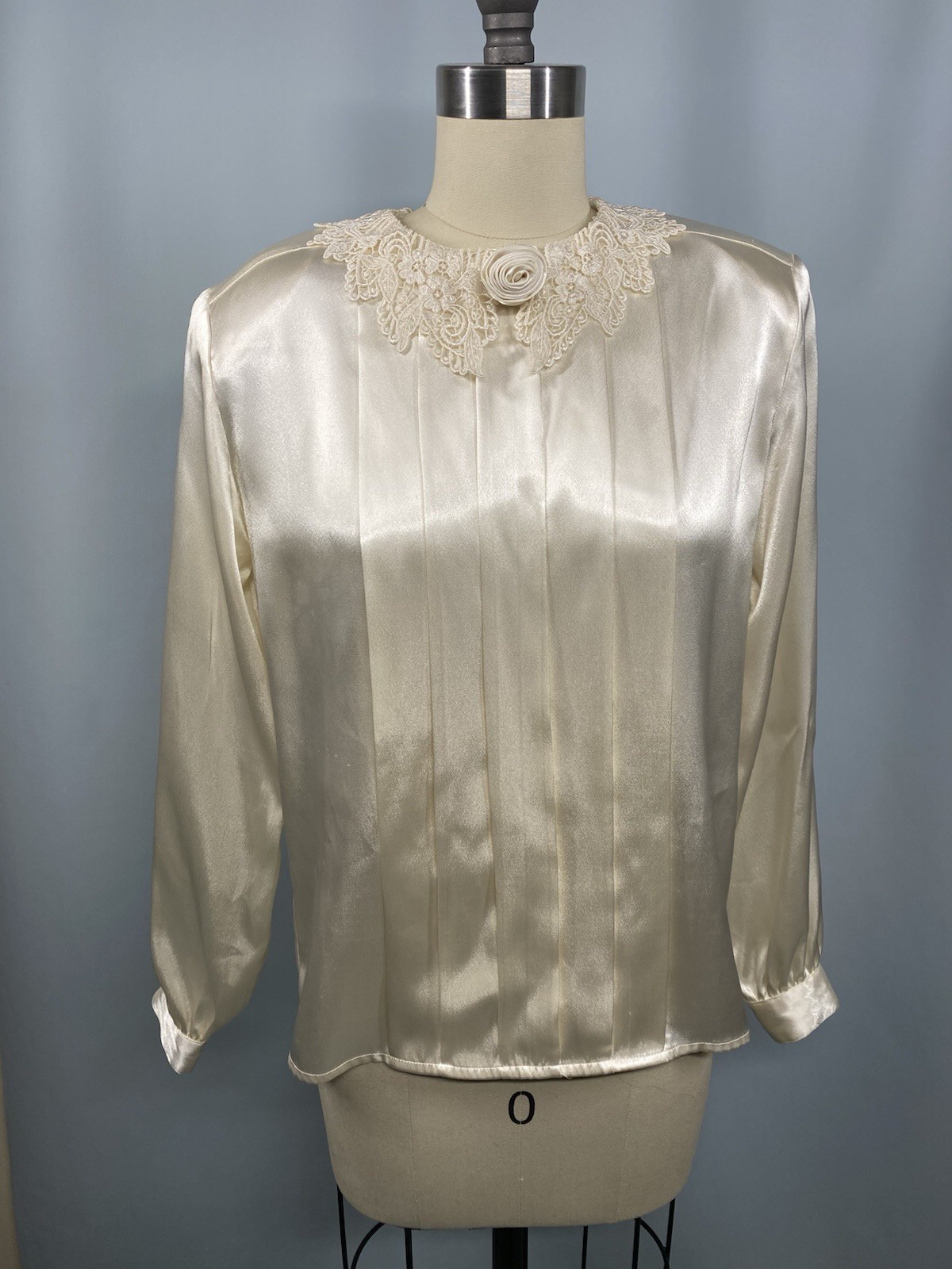 Vintage Blouse PETITE SOPHISTICATE SIZE 2P XS ivory satin top pleat lace 80s 90s