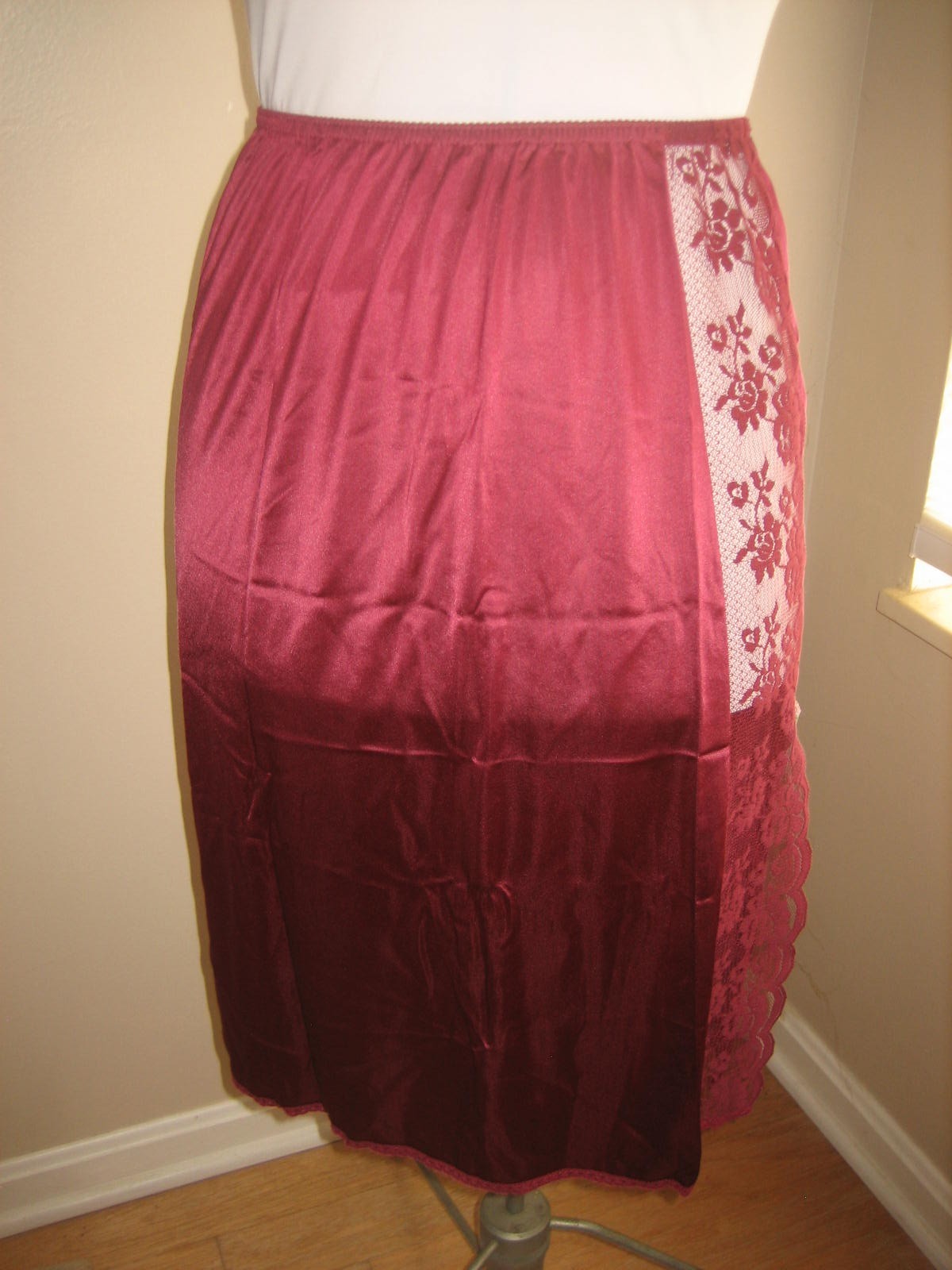 MAIDENFORM CHANTILLY Burgundy Nylon Half Slip, Vertical Lace Insert – Size M