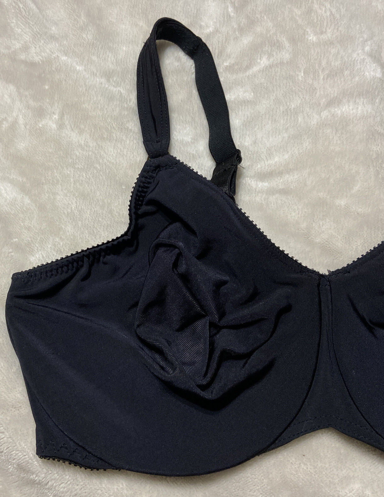 Olga~Vintage~Bra~Size 38DD~Underwire~Mesh Cup~Adjustable~35009~Black~EUC