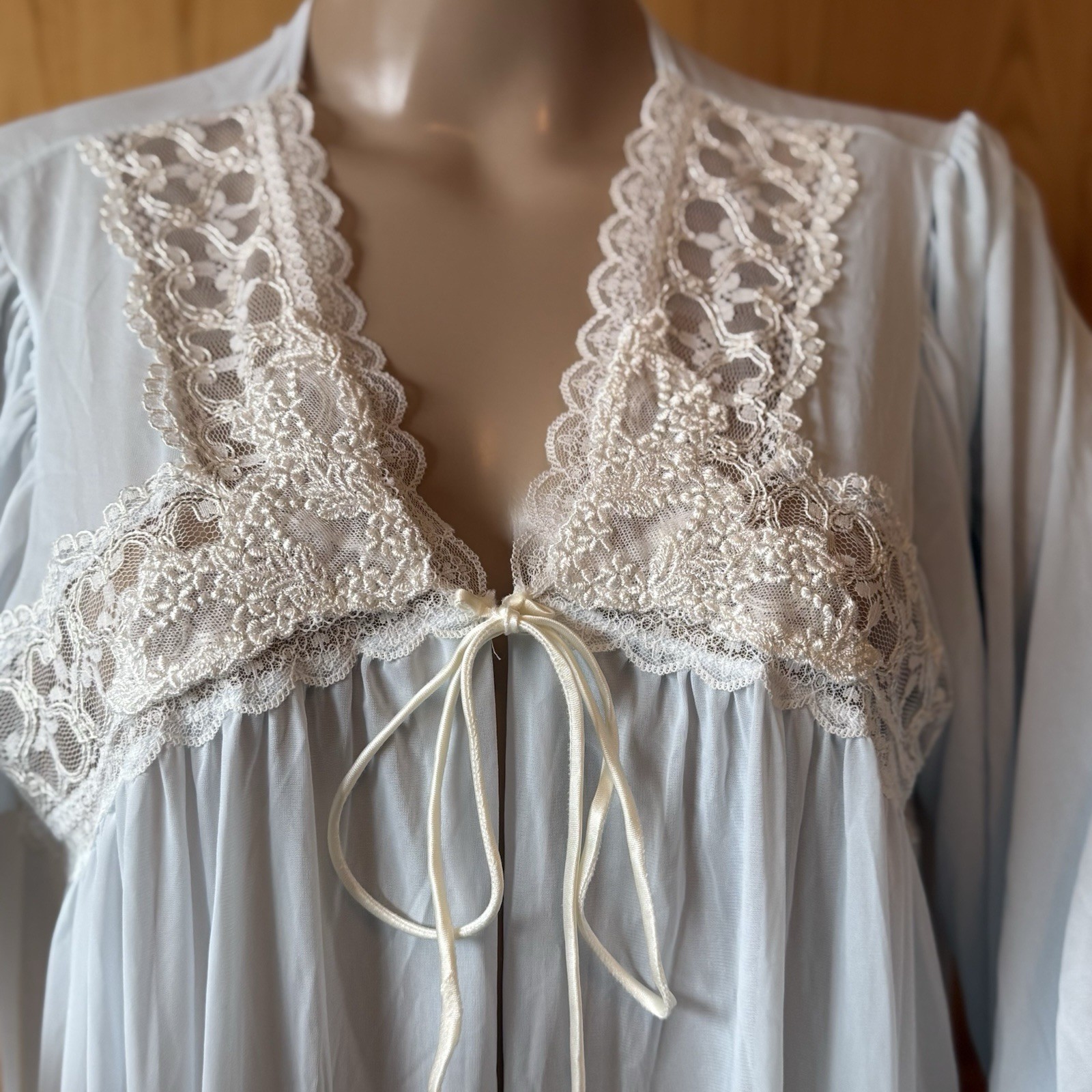 Vintage 70s Miss Elaine Peignoir Robe Size L 100% Nylon Blue White Lace