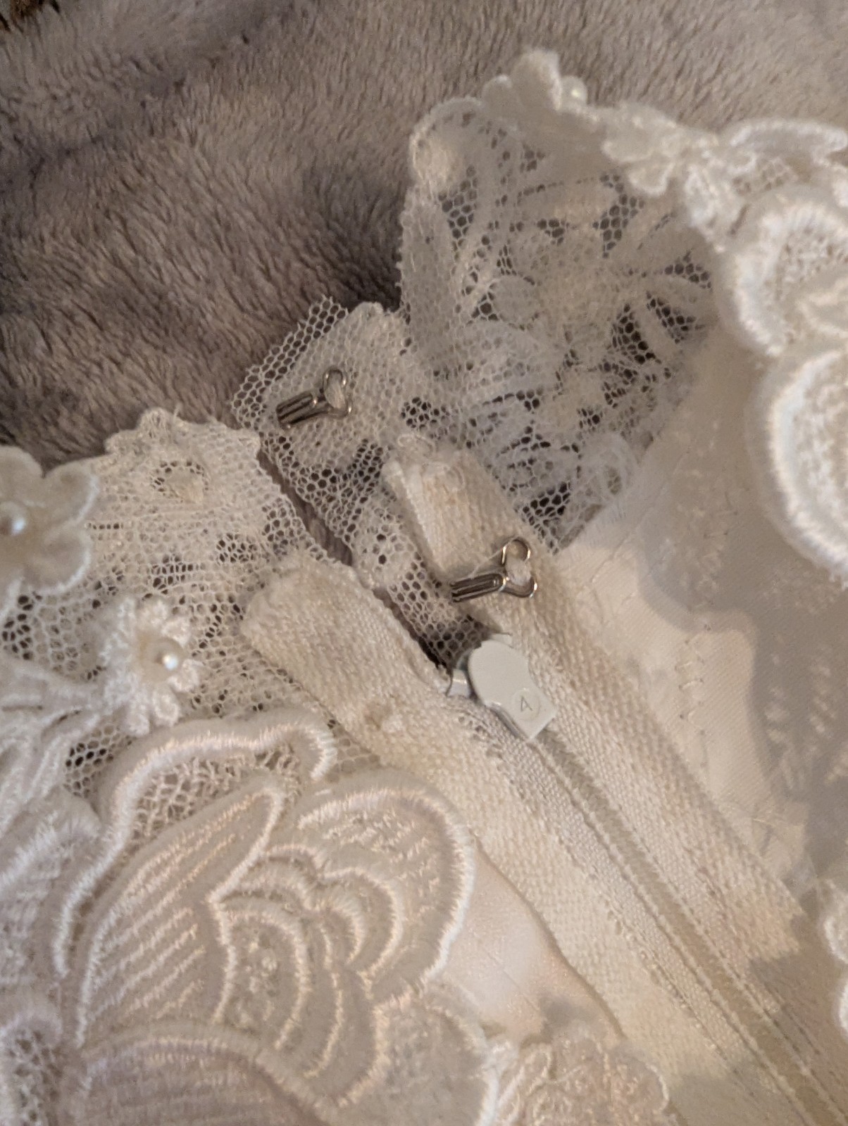 Vintage 1970s Unbranded White Wedding Dress Lace Pearl Train Applique Longsleeve