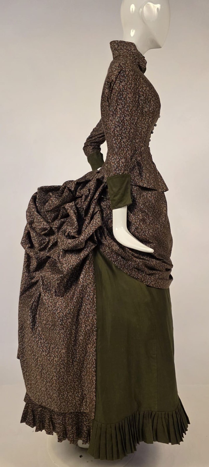 VICTORIAN 1880’S FLORAL PRINCESS BUSTLE DRESS WALKING SUIT – MUSEUM QUALITY