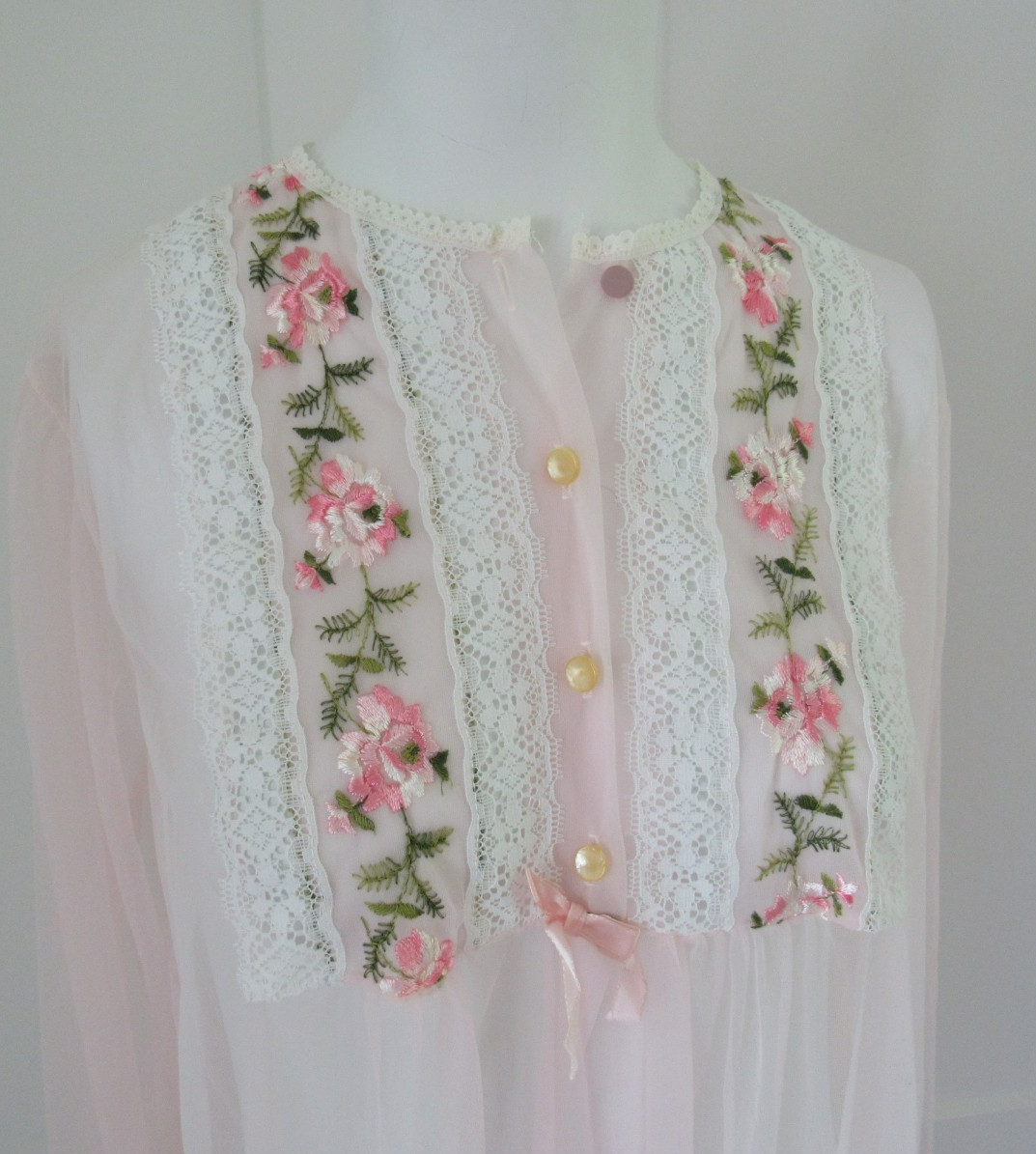 VTG. Circle III Light Pink Embroidered & Lace Open Front Sheer Robe sz M