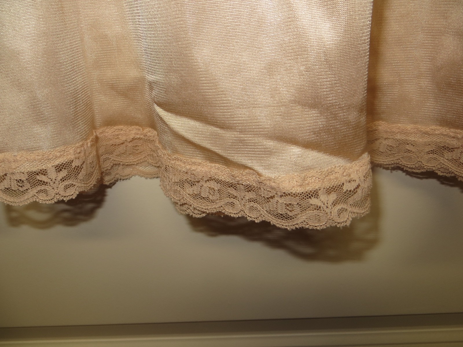 Vintage Warne&rsquo;sr Half Slip – Peachy Beige Color – Size Small – 25.5&Prime; Long – b