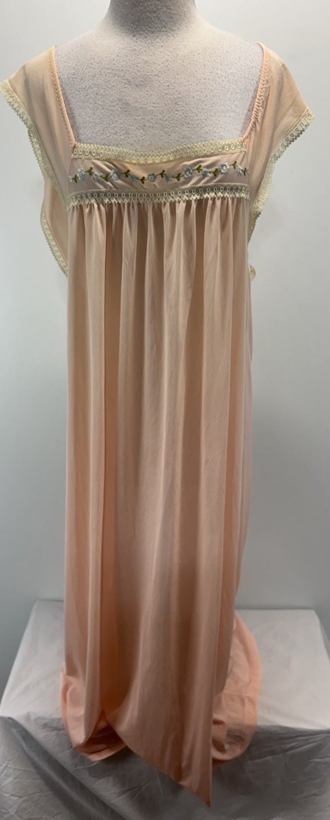 Vtg Nylon Nightgown Long Women’s 44” Bust Plus Size Pale Pink 70s Floral Neck