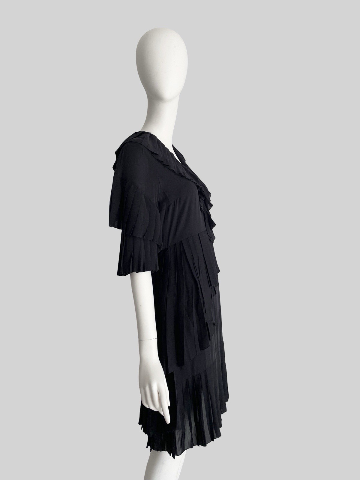 Gucci Fall 2015 Size 42 US 6 Black Silk Pleated Ruffled Dress V Neck Alessandro