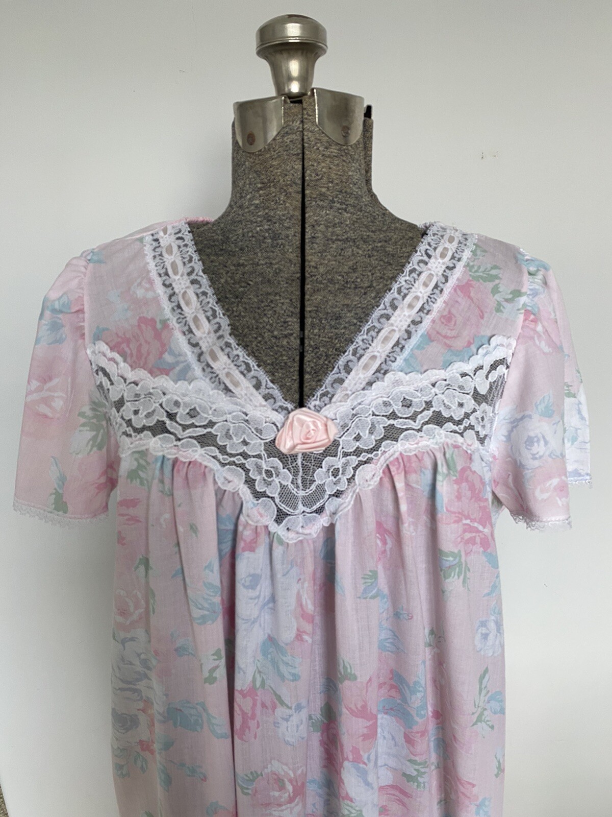 Vintage Miss Elaine Women&rsquo;s Floral Nightgown with Flutter Sleeves SZ M