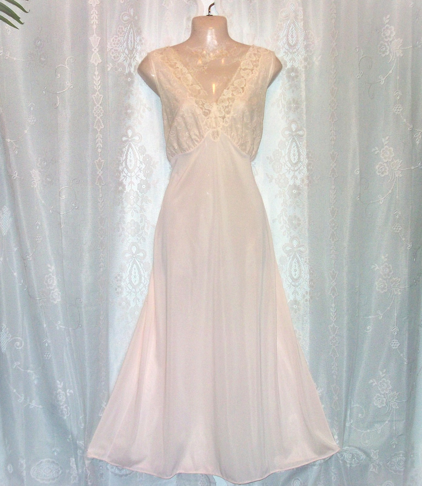 Med.-Lg.50s-60&rsquo;s,Pink,embroidered hearts,long vintage nightgown,negligee,lace